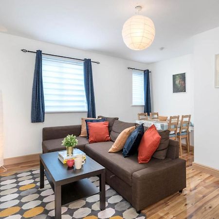 2 Bedroom Flat Near London Excel ภายนอก รูปภาพ