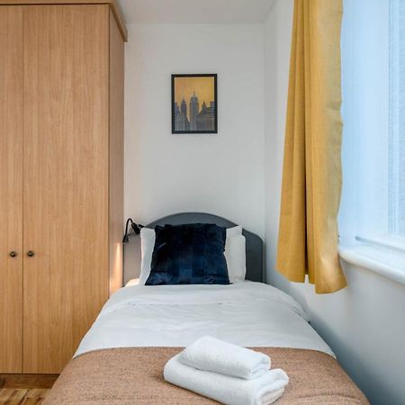 2 Bedroom Flat Near London Excel ภายนอก รูปภาพ