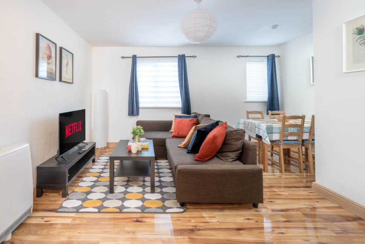 2 Bedroom Flat Near London Excel ภายนอก รูปภาพ