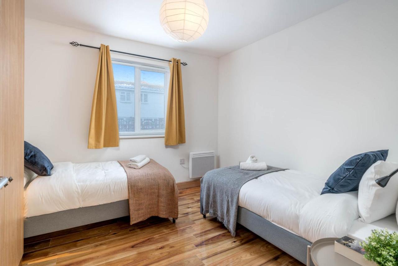 2 Bedroom Flat Near London Excel ภายนอก รูปภาพ