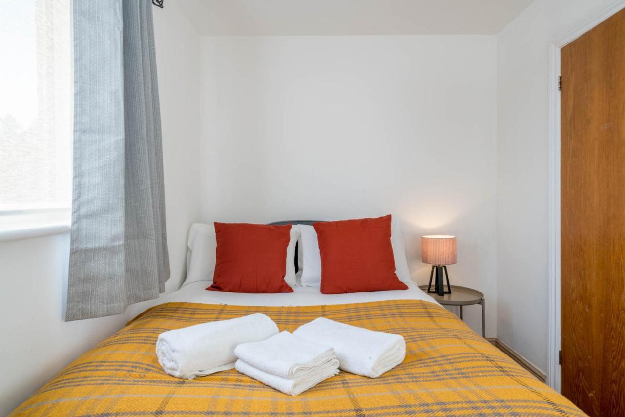 2 Bedroom Flat Near London Excel ภายนอก รูปภาพ
