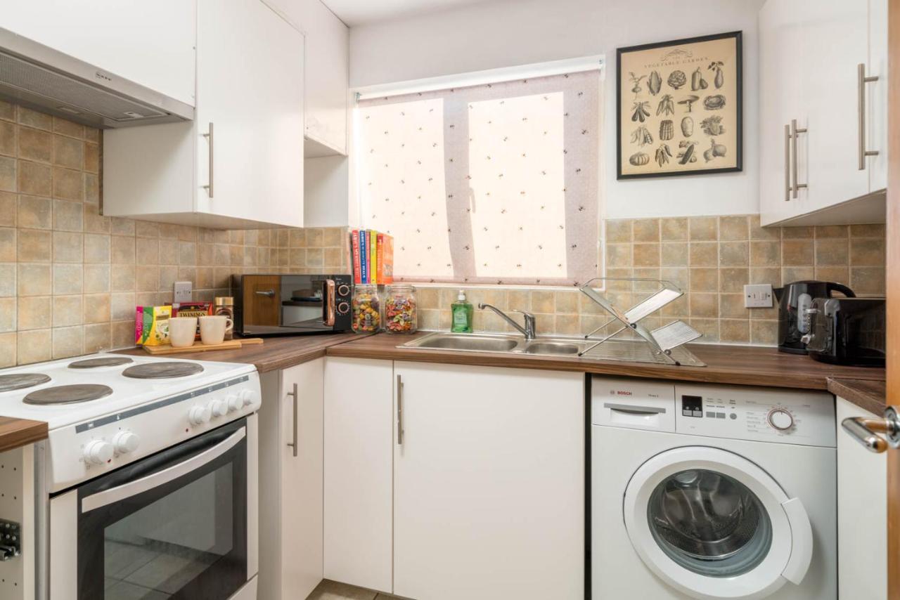 2 Bedroom Flat Near London Excel ภายนอก รูปภาพ