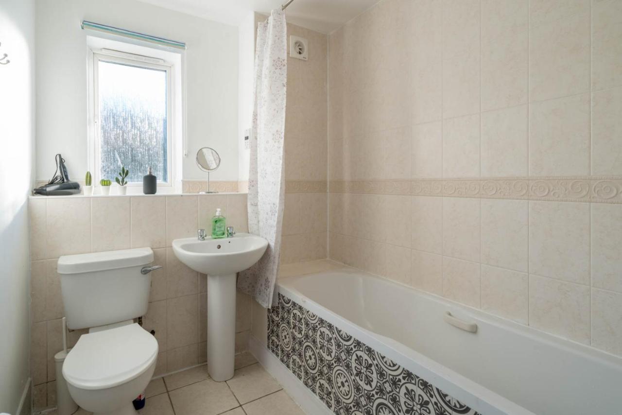 2 Bedroom Flat Near London Excel ภายนอก รูปภาพ